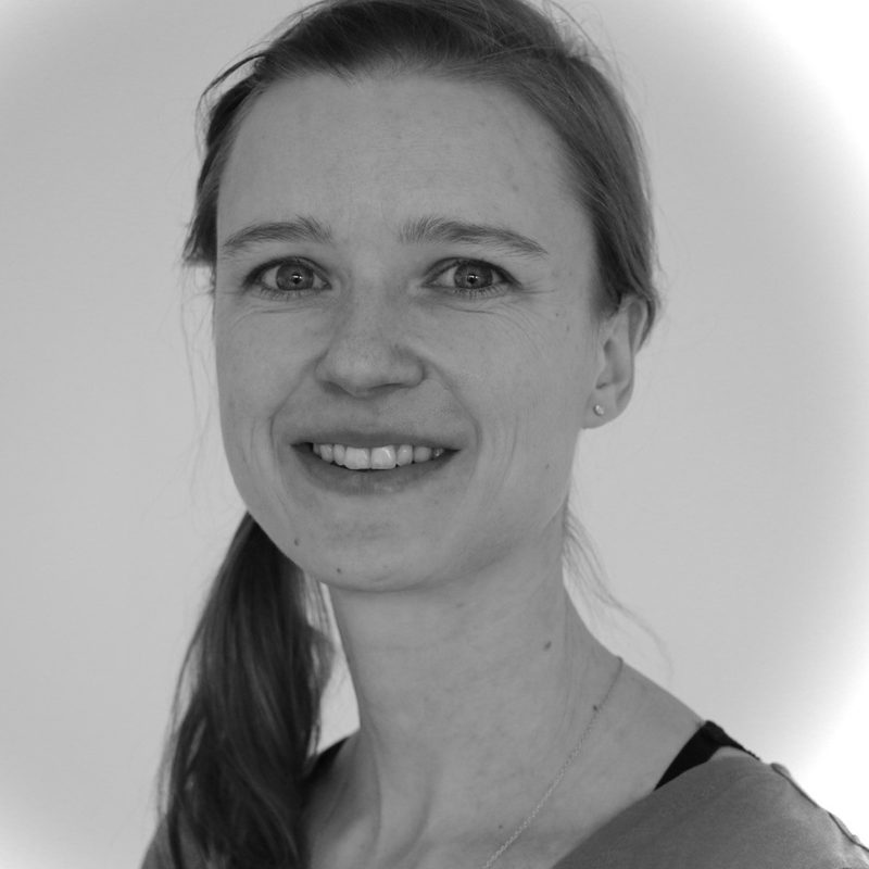Schwarzweiß-Foto: Lächeln von Svenja Urban, Portrait einer Frau mit Pferdeschwanz.